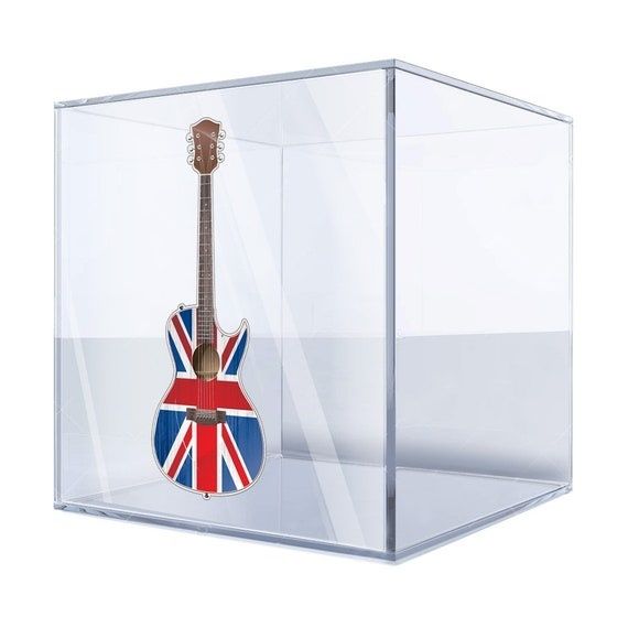 Akustikgitarre mit britischer Flagge in einer transparenten Transportbox